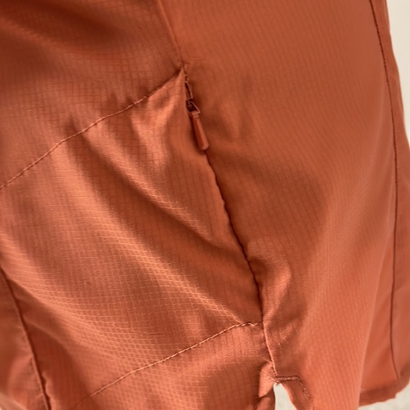 Columbia coral button up women’s top. Velcro breast pockets. Size tag removed - Picture 11 of 11